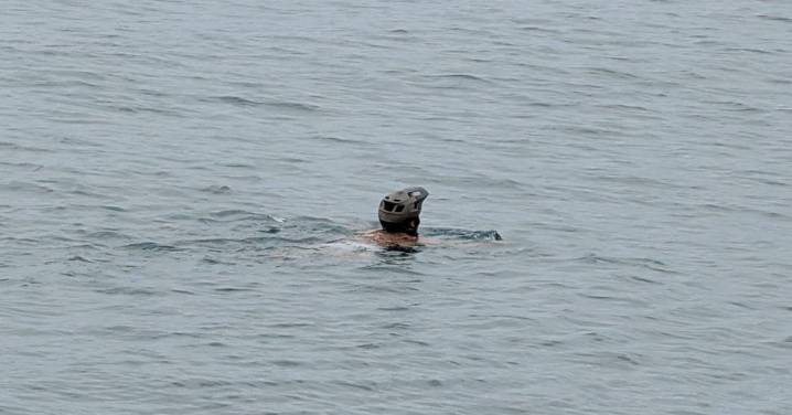 Detención en alta mar: huía a nado en una playa de Marbella tras amenazar a un médico a punta de navaja