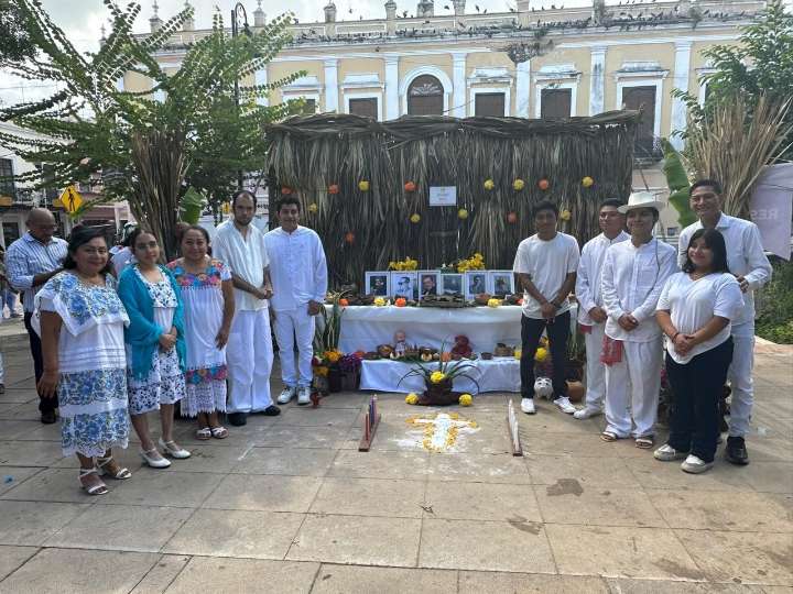 Personas con discapacidad auditiva enseñan con señas el valor del altar de muertos en Mérida