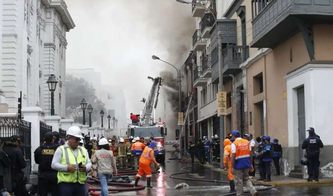 Incendio cerca al Congreso: Gobierno evalúa declarar en emergencia la zona afectada