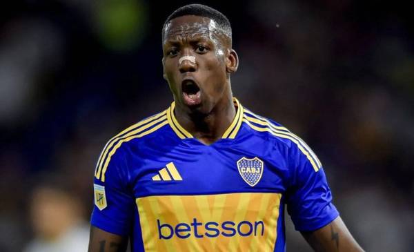 Luis Advíncula con un pie afuera de Boca: las razones detrás de su posible salida