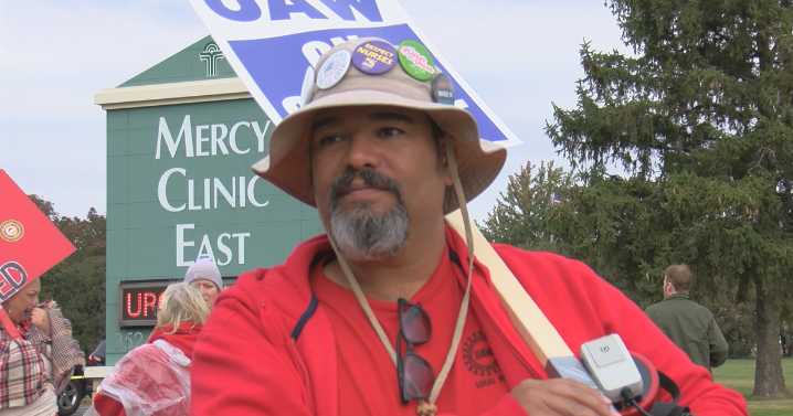 Striking workers in Janesville mark 100 days demanding changes at Mercyhealth