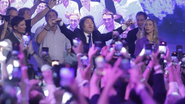 Javier Milei obtiene un respaldo masivo en las urnas y consigue crédito para avanzar con sus reformas