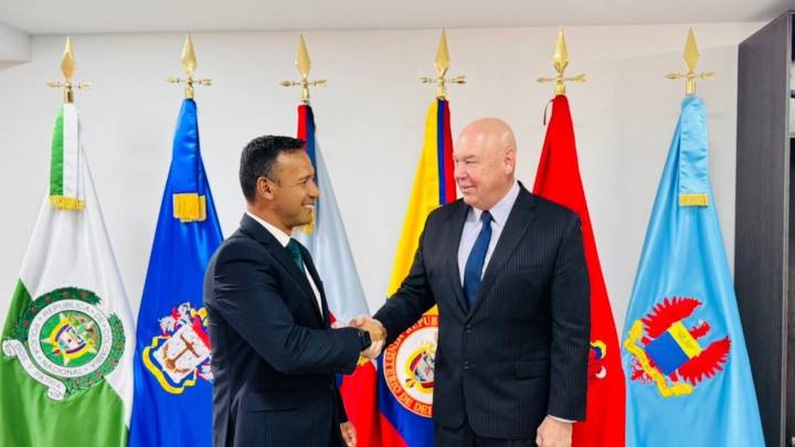 En medio de la crisis Trump-Petro, minDefensa estrechó la mano de alto funcionario de EE. UU. en Colombia