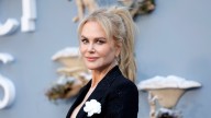 Nicole Kidman confirma que el vestido negro entallado es el truco de estilo que más rejuvenece a los 50