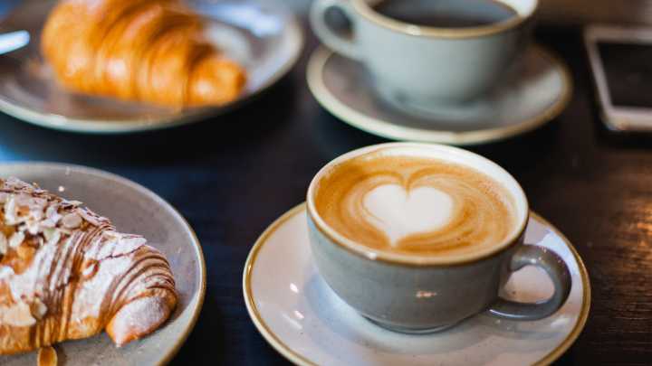 El dueño de una cafetería de Granada cobró hasta 450 euros por un desayuno a un nonagenario
