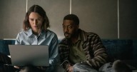 Netflix: de qué trata “La mujer del camarote 10”, el thriller psicológico que lidera el ranking