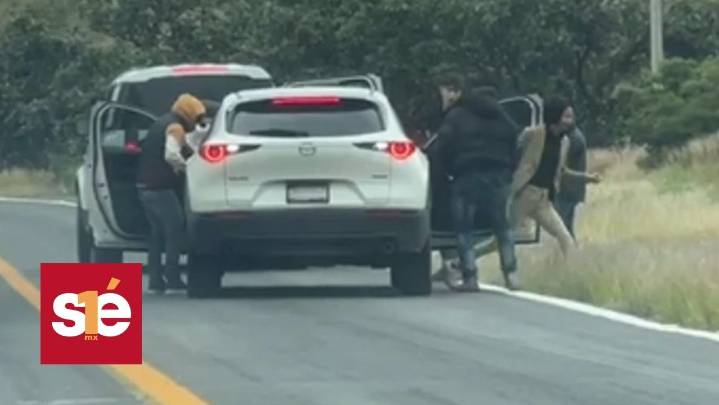 Captan en video violento robo de camioneta a pareja joven