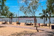 Paranaenses disfrutan el viernes feriado en el Balneario Municipal
