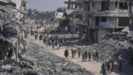Miles de palestinos regresan al norte de Gaza tras la entrada en vigor del alto el fuego