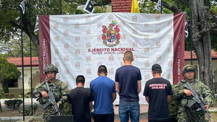 Cae célula financiera del frente 'Ismael Ruiz' en el Huila: un menor rescatado, cuatro disidentes sometidos y arsenal incautado