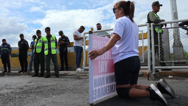 Protesta de familiares de colombianos detenidos arbitrariamente en Venezuela junto a la frontera