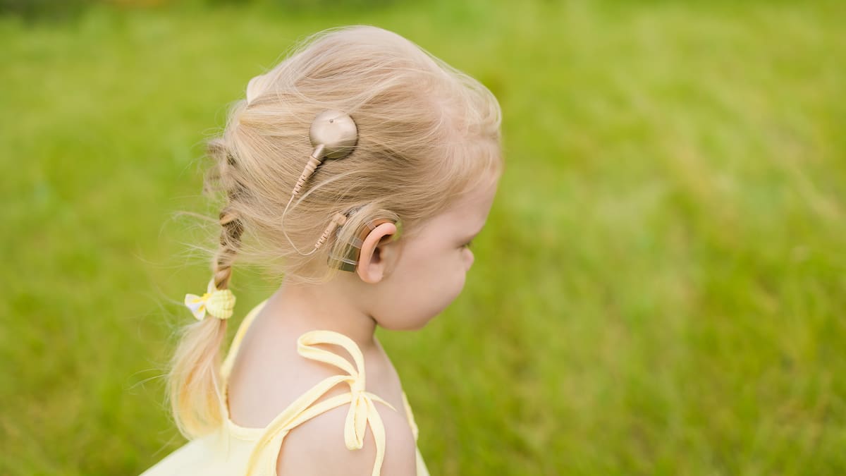 Tres niños con sordera congénita logran oír con normalidad tras una nueva terapia génica