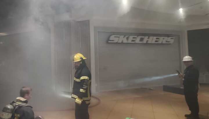 Incendio afecta a tienda del mall Costanera Center