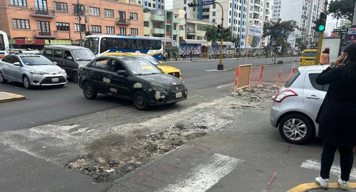 Huecos y desniveles de hasta 11 metros, tramos sin terminar y más: el crítico estado de la de la Av. Brasil
