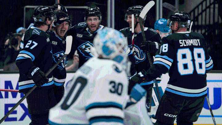 Schmaltz scores hat trick, Mammoth ease past Sharks