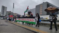 Centenares de personas desafían la lluvia y "abrazan" Valdecilla por Gaza