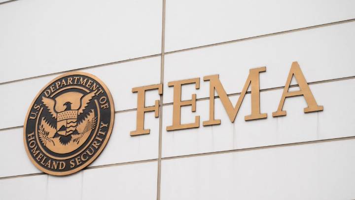 Una juez federal bloquea el desvío permanente de $233 millones de FEMA a 12 estados demócratas
