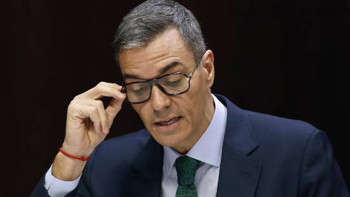 Pedro Sánchez estrena gafas en su comparecencia en el Senado