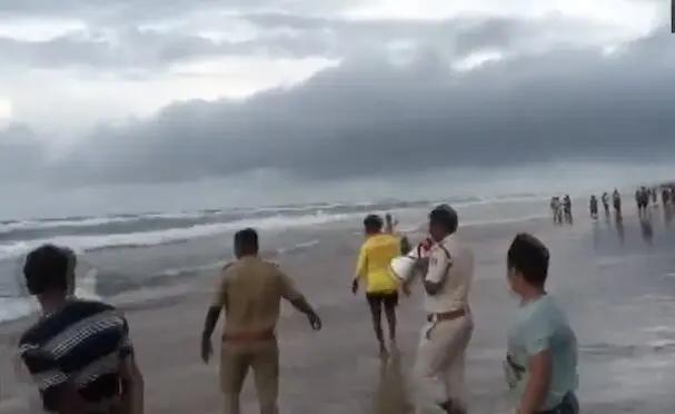 Cyclone Montha May Make Landfall Between 9 PM & 11 PM Today; Sea Turns Turbulent Along Odisha Coast