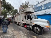 Camión recolector de basura queda atorado en socavón de la alcaldía Cuauhtémoc