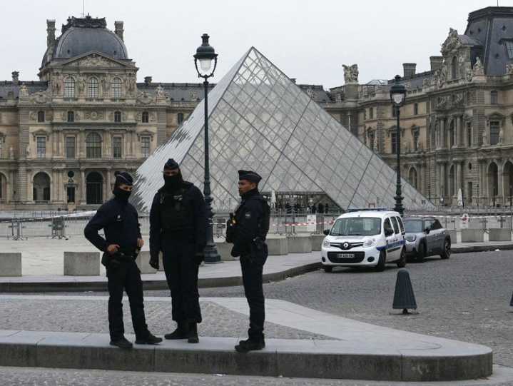 Robo exprés en el Louvre; sustraen nueve joyas históricas