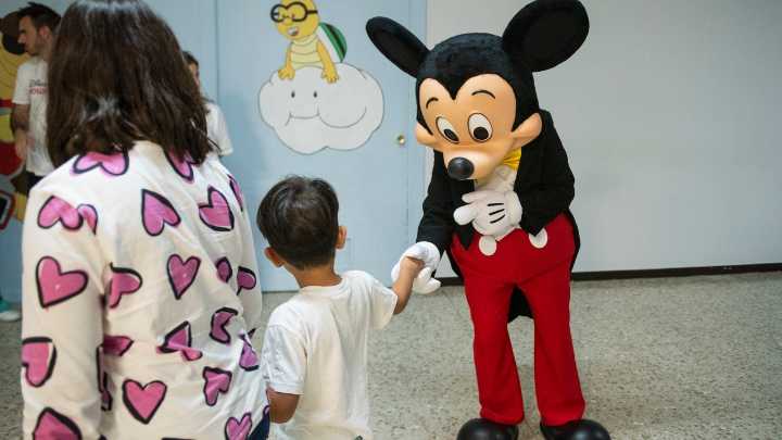 Mickey llena de magia Disney la planta de Pediatría del Hospital de Albacete