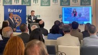 El delicioso Vino Solidario del Rotary de Huesca, acompañado por la virtud pictórica de la alumna María Azuara