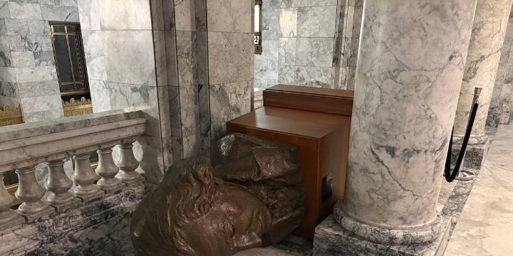 Intruder breaks into, vandalizes Washington State Capitol