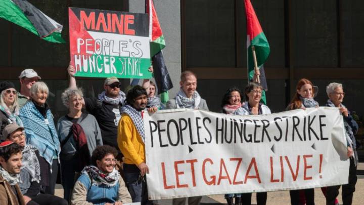 Pressley joins strikers, protesters at Gaza hunger strike rally