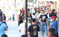 Evitar el sol, caminando bajo la sombra