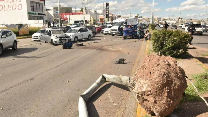 Fuerte choque deja varios heridos y paraliza el Periférico de la Juventud