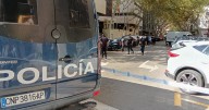 Alarma al detectar un perro policía un vehículo sospechoso frente a la Jefatura de la Policía Nacional