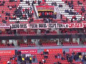 Comida para perros, silbidos y bandera contra los jugadores: así recibió su gente a Independiente