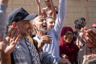 Unos 11 autobuses con presos palestinos han llegado ya al sur de Gaza y se esperan más