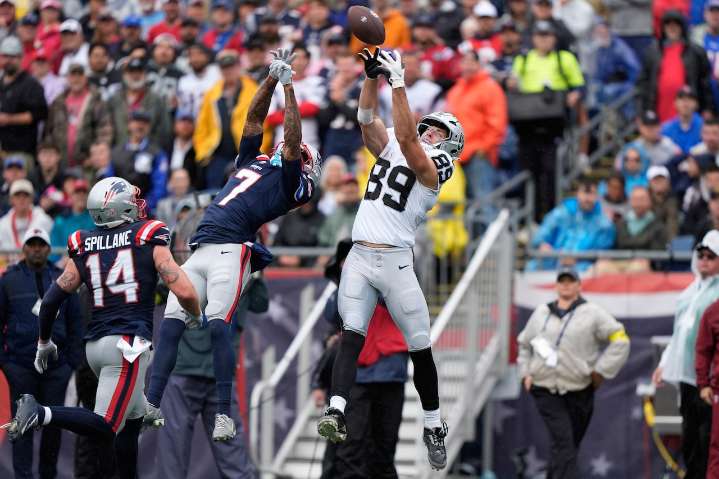 Experts release Raiders vs. Colts Week 5 predictions following Brock Bowers’ injury update