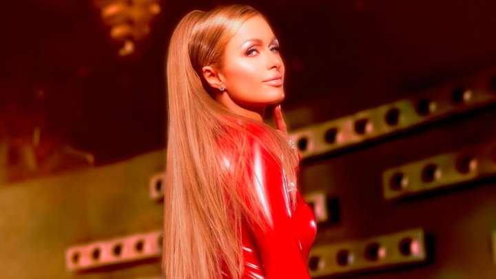 Paris Hilton rinde homenaje a Britney Spears con el icónico look de 'Oops… I Did It Again' (+Video)