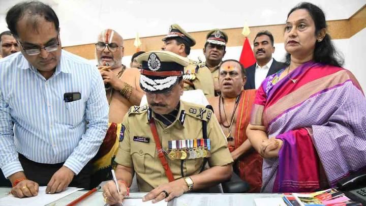 Shivadhar Reddy Sworn In As New DGP Of Telangana