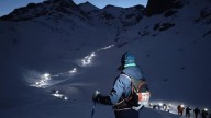 El encanto de caminar sobre la nieve bajo la luz de la luna: así es la raquetada nocturna más espectacular del mundo (y está en los Picos de Europa)