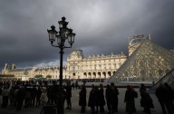 Detienen a otras 5 personas en relación con el robo de joyas en el Museo de Louvre