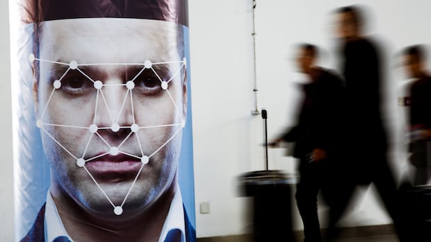 U.S. to photograph Canadian travellers when they enter and exit at all land borders, airports