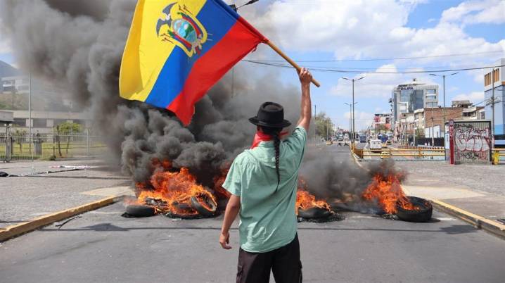 Domingo en Ecuador con cierres viales por manifestaciones