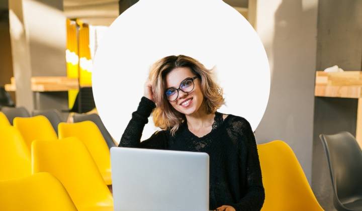 La educación virtual en Colombia impulsa la transformación académica y el fortalecimiento de programas sostenibles y de negocios