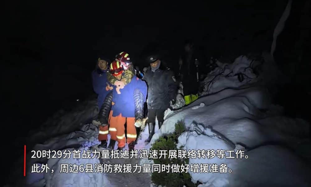 Continúa el rescate de 200 senderistas atrapados cerca de la cara tibetana del Everest