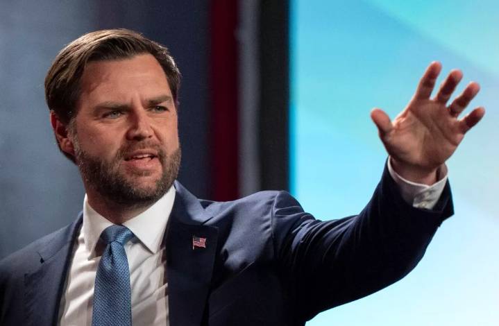 Escándalo Republicano: JD Vance Califica de «Chistes Estúpidos» Mensajes Racistas de Líderes Jóvenes, Incluido un «Amo a Hitler»