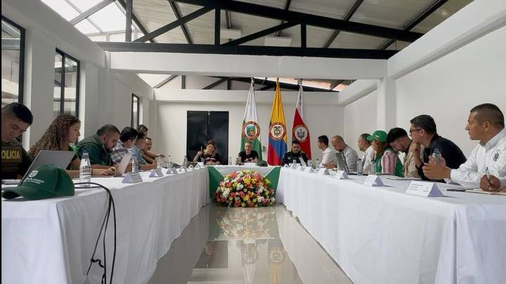 Hasta 100 millones por alias ‘Chamizo’ y ‘Borracho’: Gobernación de Antioquia busca capturarlos tras ataque a la Policía