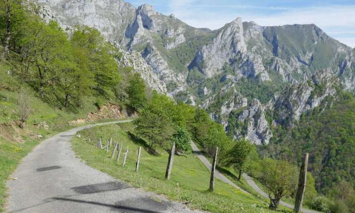 Este es el pueblo asturiano «aislado por 23 curvas de vértigo»