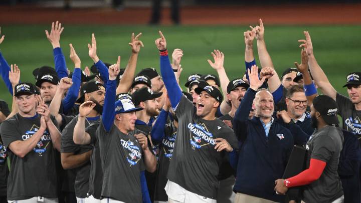 Eight outs from AL pennant, Mariners waste lead and remain only team without a World Series trip