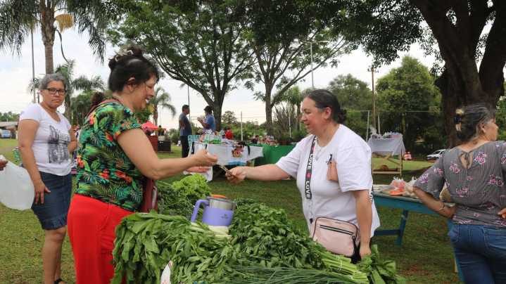 La Muni y el Mercado en tu Barrio acercaron productos frescos y servicios municipales a la plaza Mbororé