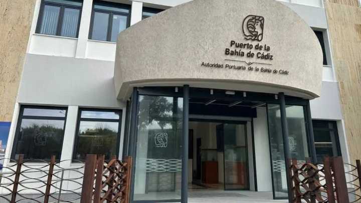 La Autoridad Portuaria de la Bahía de Cádiz realiza un simulacro del incendio en un buque con lo que refuerza la seguridad portuaria en la ciudad