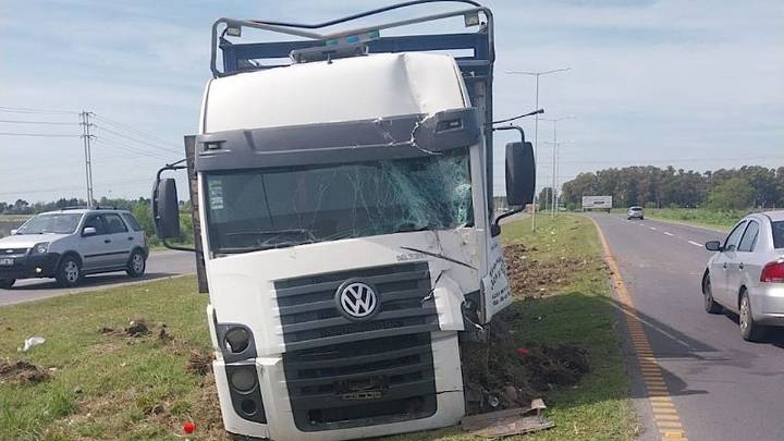 Canning: un camión perdió el control en la Ruta 58 y derribó tres postes de luz